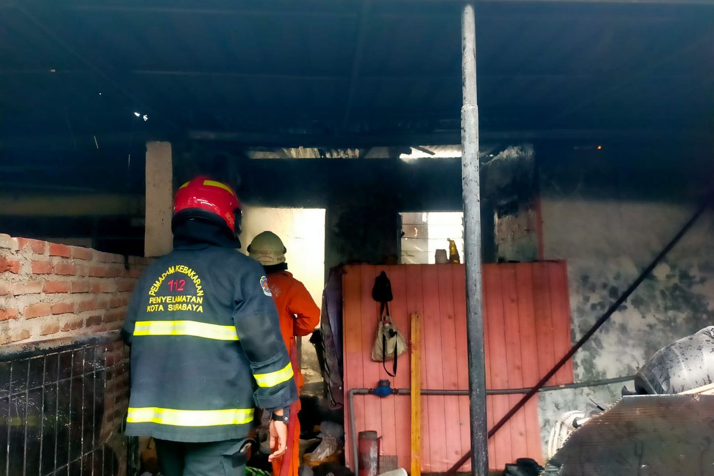 Diduga Korsleting Listrik, Rumah Petak di Sukolilo Surabaya Hangus Terbakar