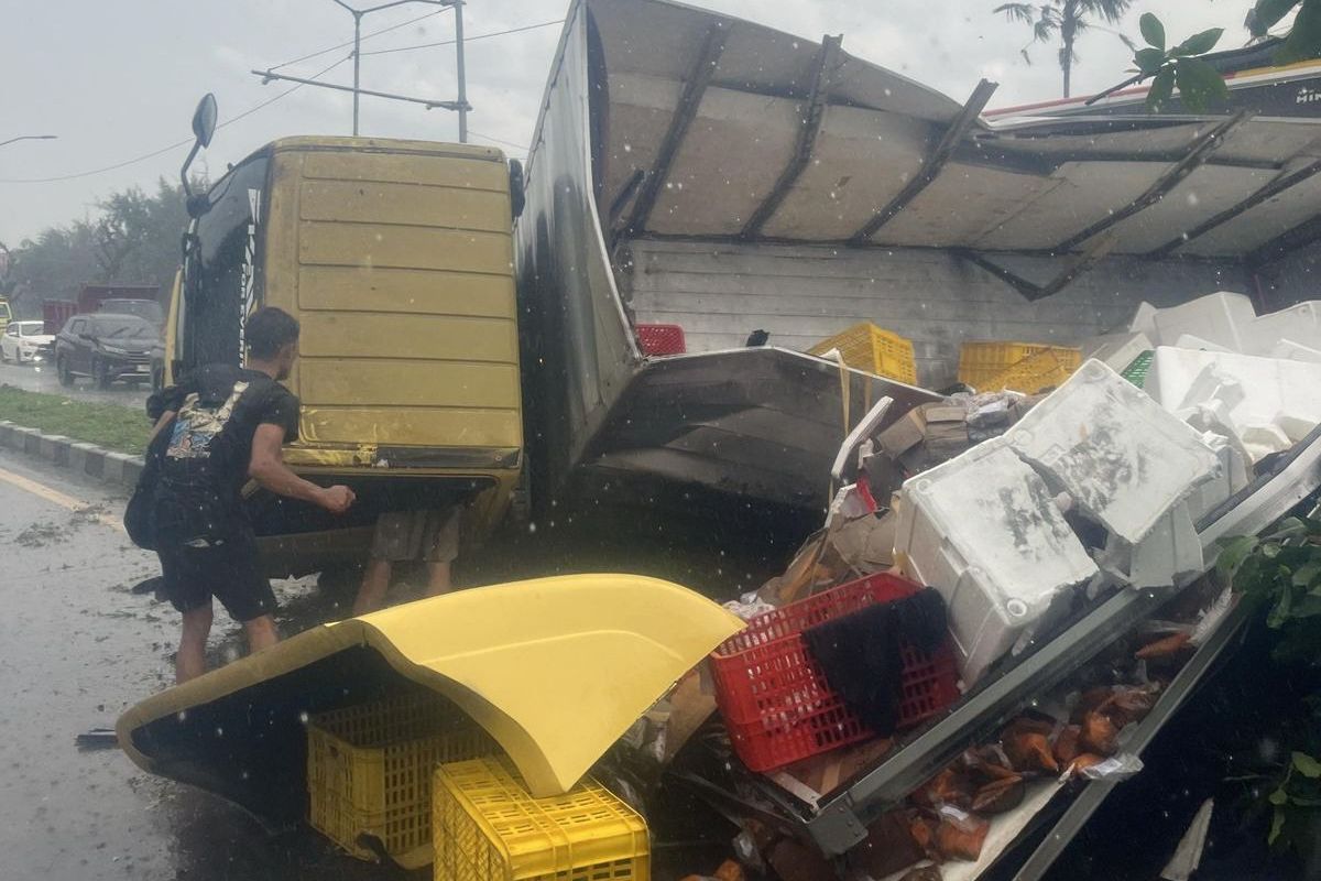 Selip, Truks Boks Pengangkut Ayam dan Cumi Terguling di Kawasan Kenjeran Surabaya