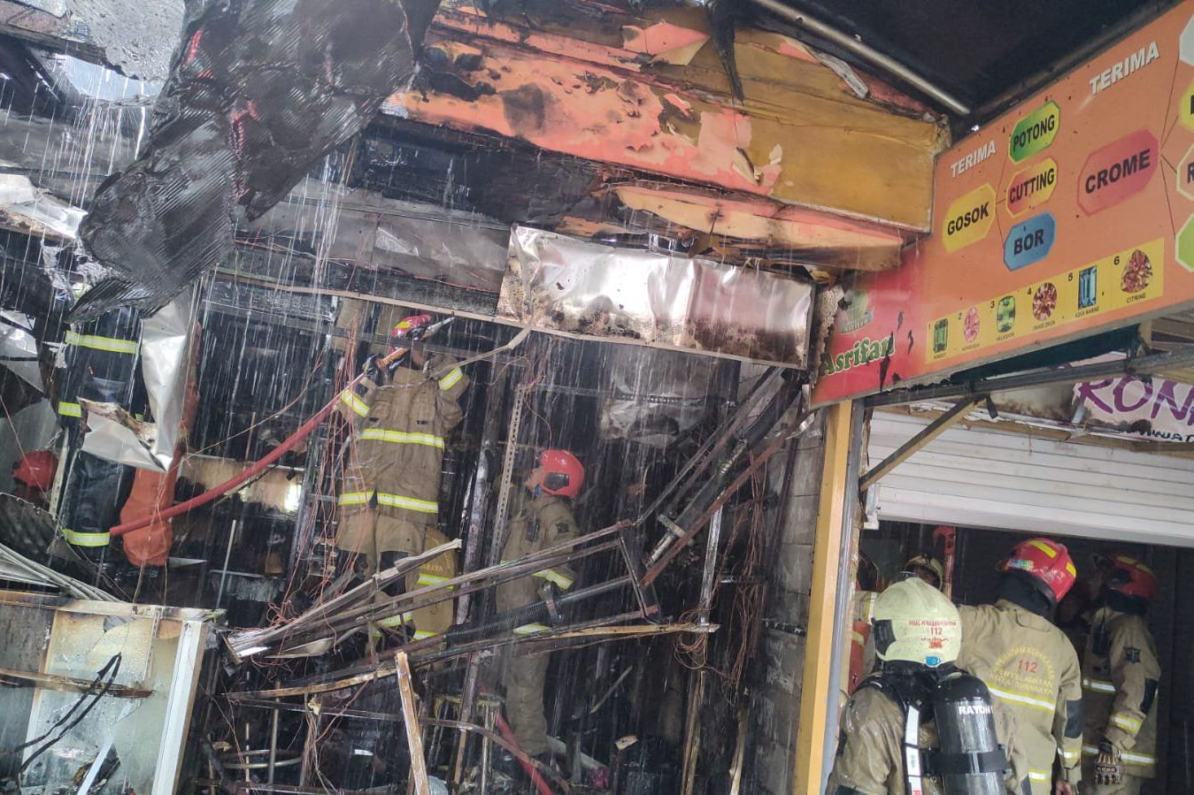 Toko Permata di Jalan Kayoon Surabaya Terbakar