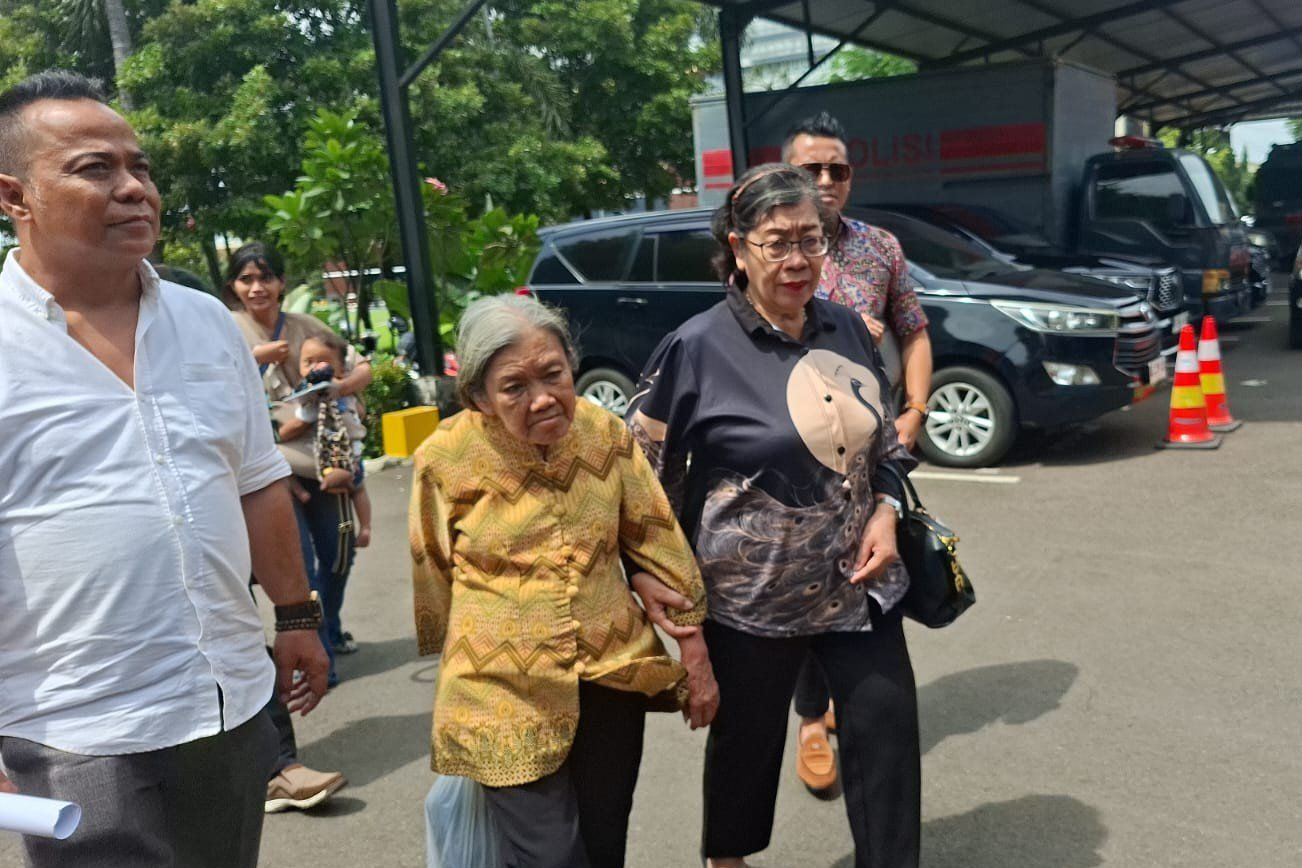 Laporkan Dugaan Pemalsuan Surat Tanah, Nenek Elina Jalani Pemeriksaan di Polda Jatim