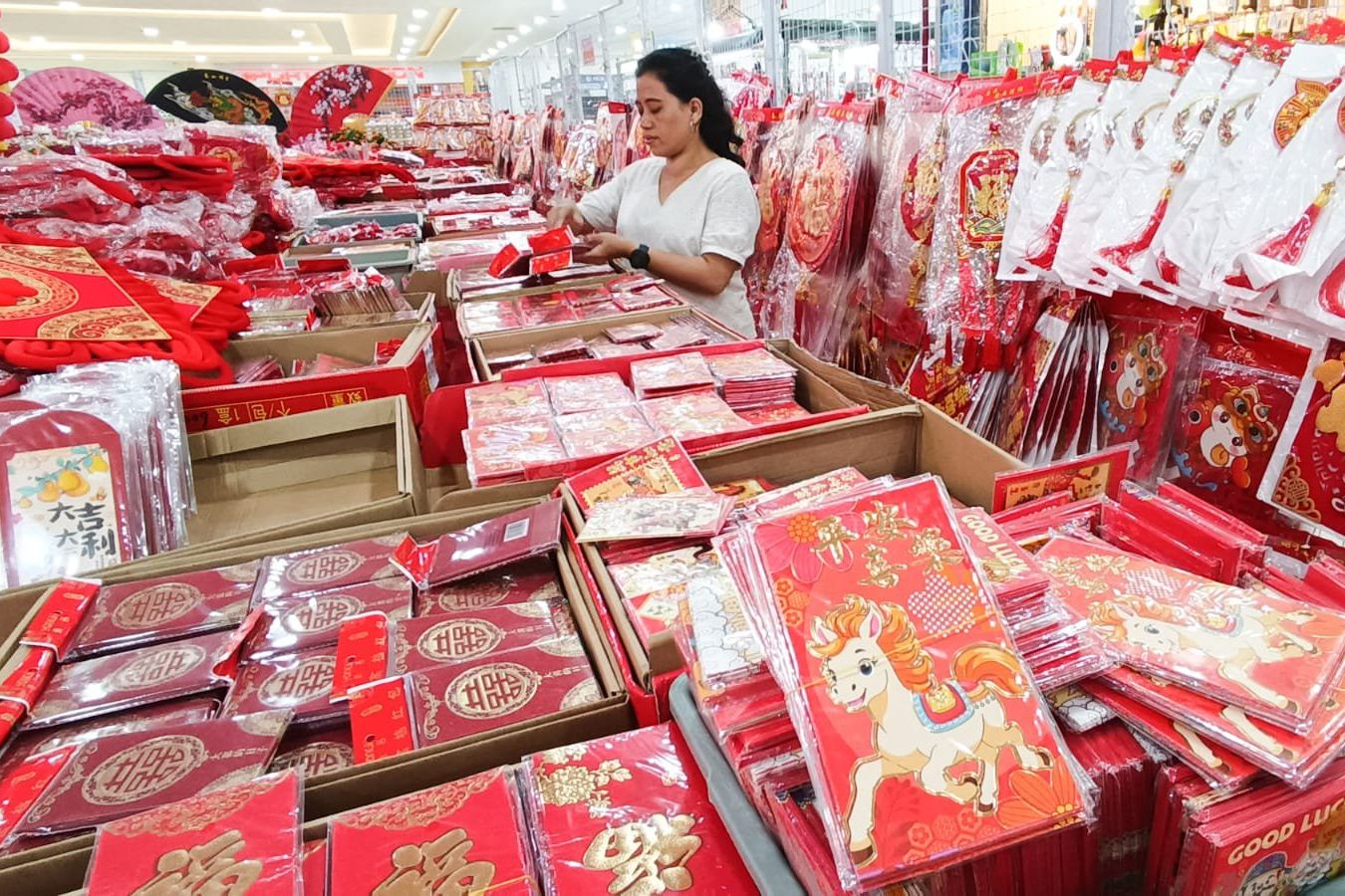 Aksesoris Patung Kuda Banyak Diburu Menjelang Imlek 2577 Konzili