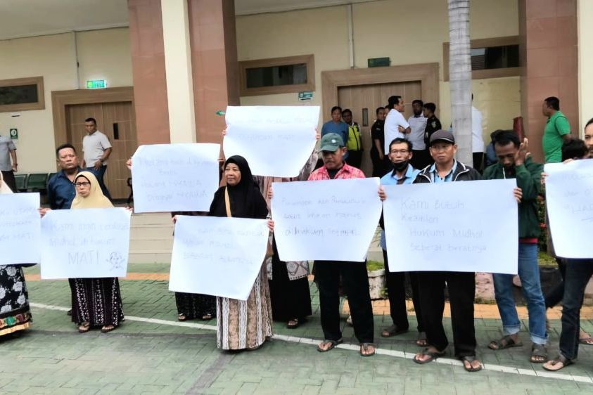 Datangi PN Gresik, Puluhan Warga Desa Imaan Minta Ahmad Mihol Dihukum Mati