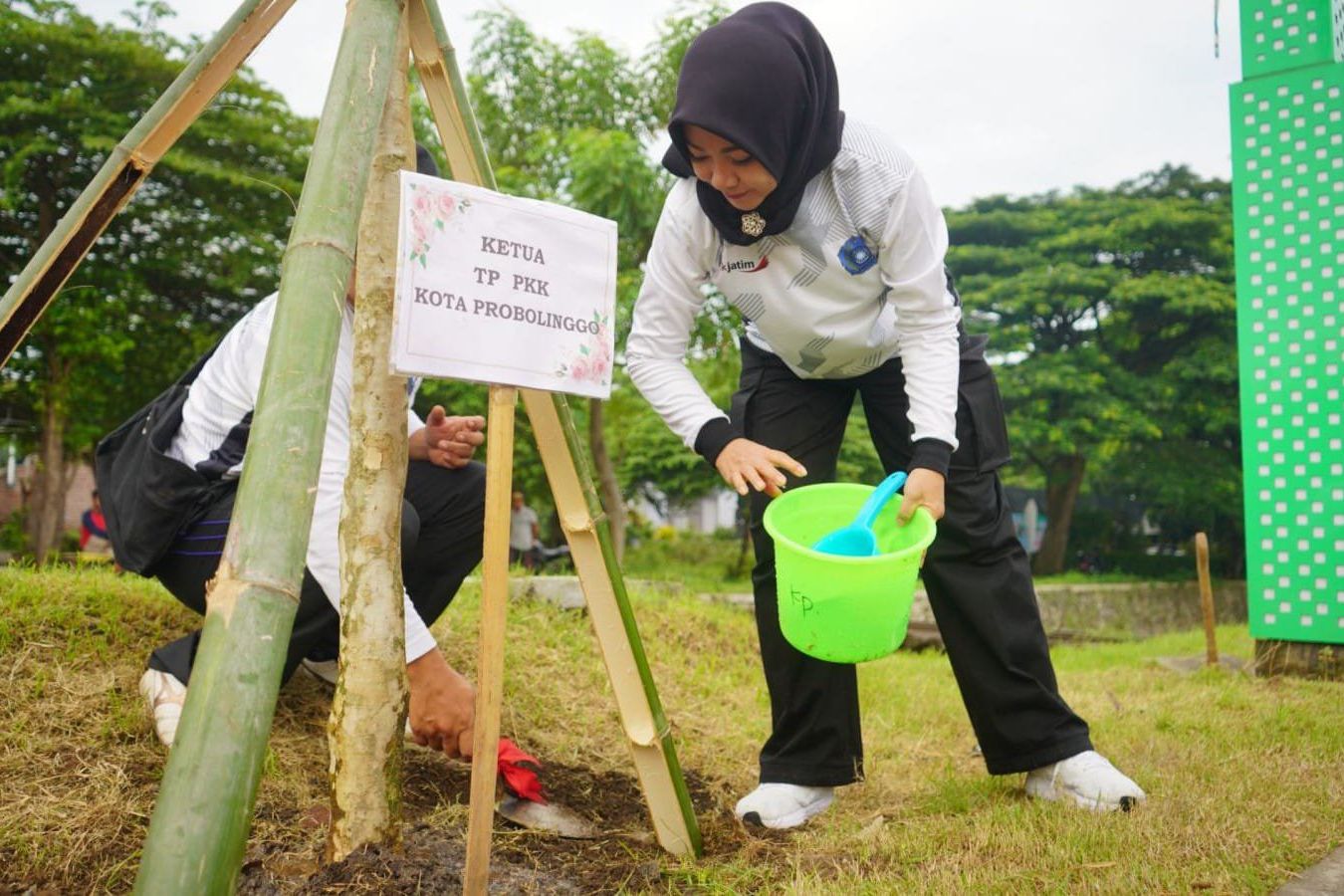 Warga Probolinggo Tanam 100 Pohon demi Penuhi Standar Kota Hijau