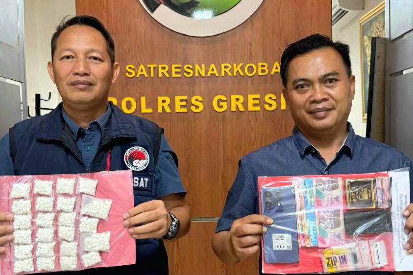 Pengedar dan 1.169 Pil Dobel L Digerebek Polisi Gresik di Rumah Kontrakan