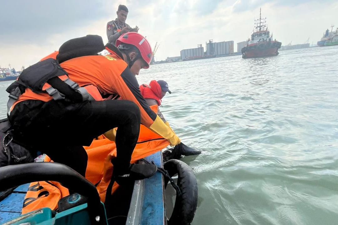 Peti Kemas Berjatuhan Akibat Kapal Miring di Tanjung Perak Menelan Korban Jiwa