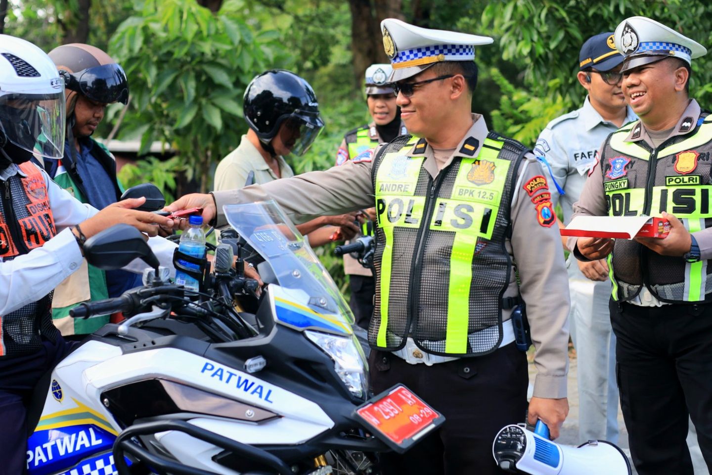 Operasi Keselamatan Semeru 2026, Satlantas Gresik Bagikan Cokelat dan Suvenir