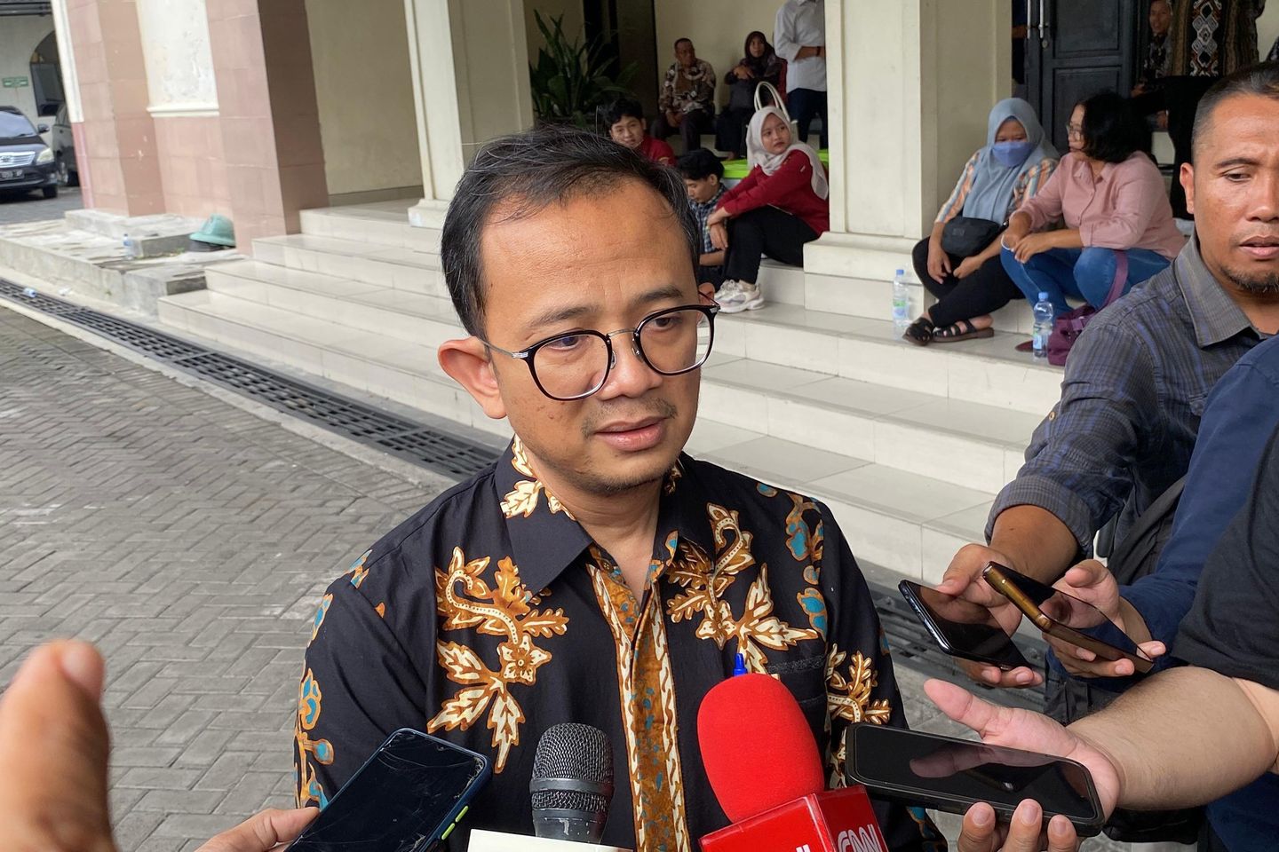 Khofifah Mangkir Sebagai Saksi dalam Sidang Kasus Korupsi Dana Hibah