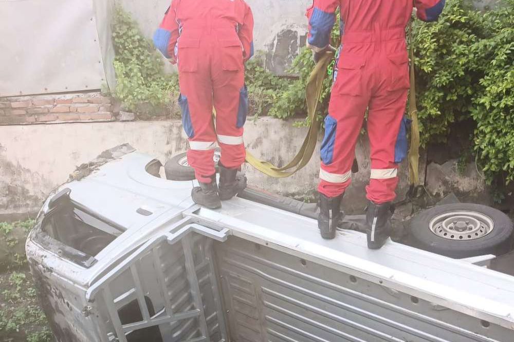 Sopir Diduga Mengantuk, Pikap Tercebur di Sungai Pacar Kembang Surabaya