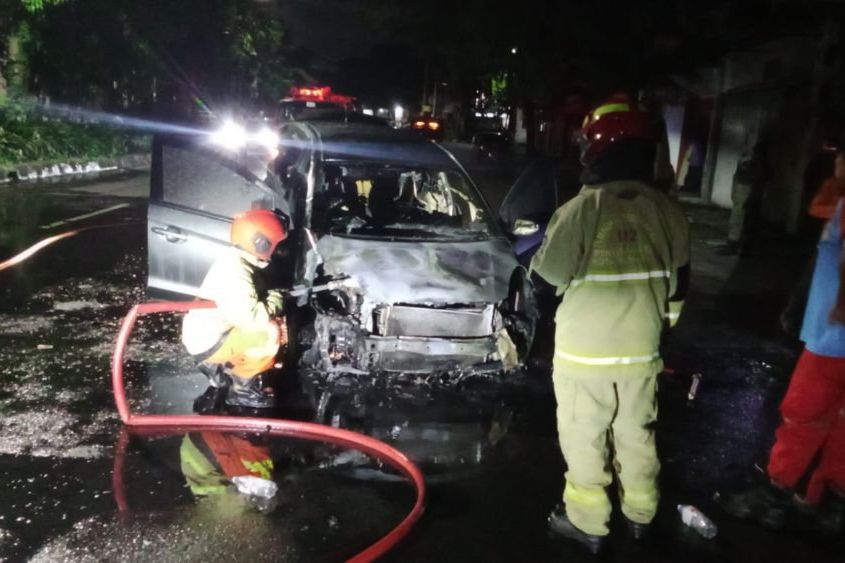 Diduga Overheat, Honda Mobilio Terbakar di Jalan Gembong Surabaya