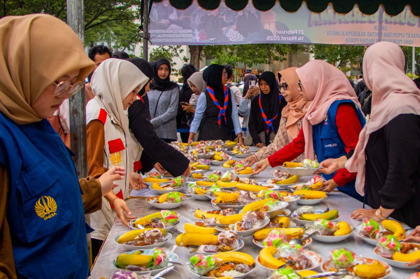 Pererat Ukhuwah di Bulan Suci, Unesa Bagikan 2.000 Takjil Gratis