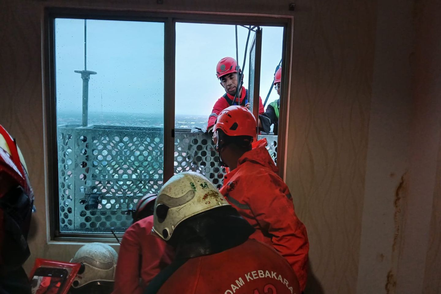 Korban Gondola Apartemen Surabaya Dievakuasi Selama Tiga Jam