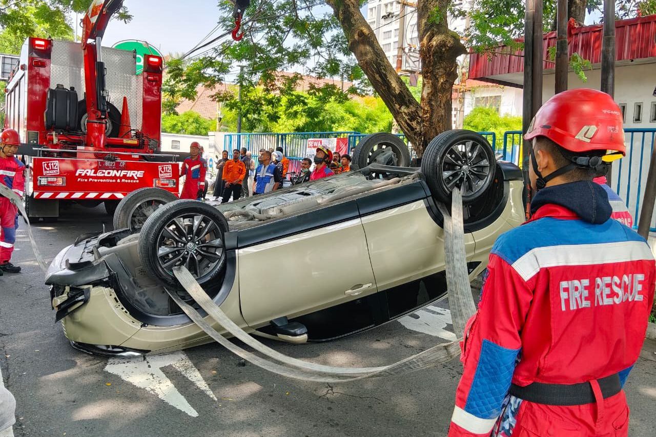 Diduga Pengemudi Mengantuk, Mobil Terbalik di Darmokali Surabaya