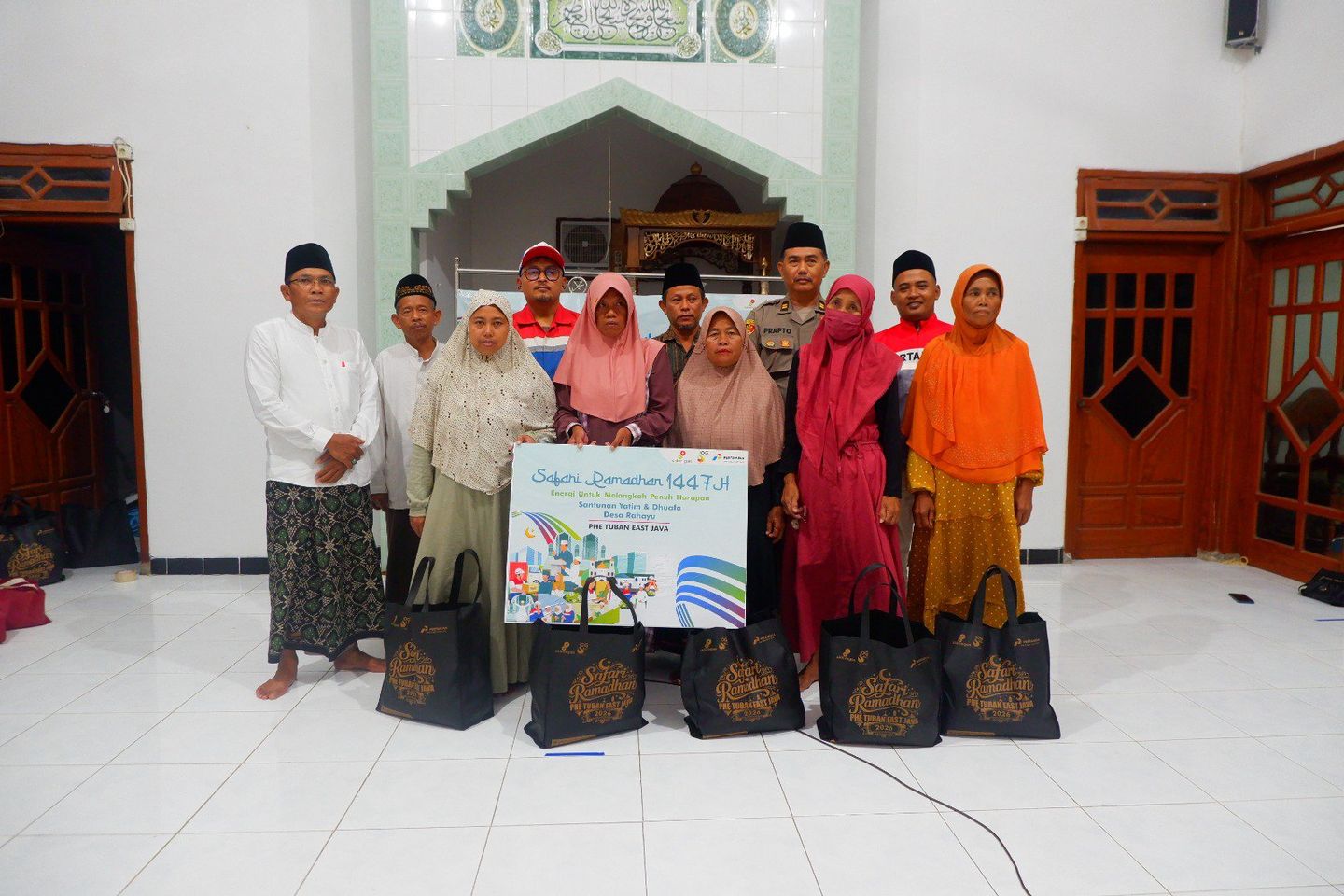 ​​Safari Ramadan PHE Tuban East Java dan Randugunting, Salurkan 1.200 Paket Sembako