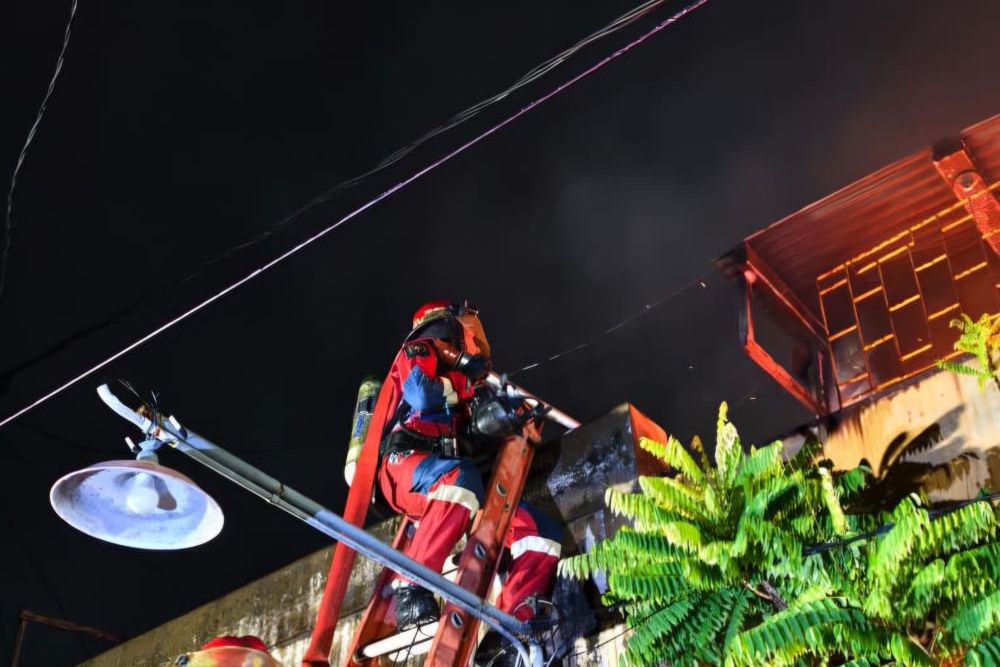 Korsleting Listrik, Dua Rumah Konveksi di Simokerto Surabaya Terbakar     