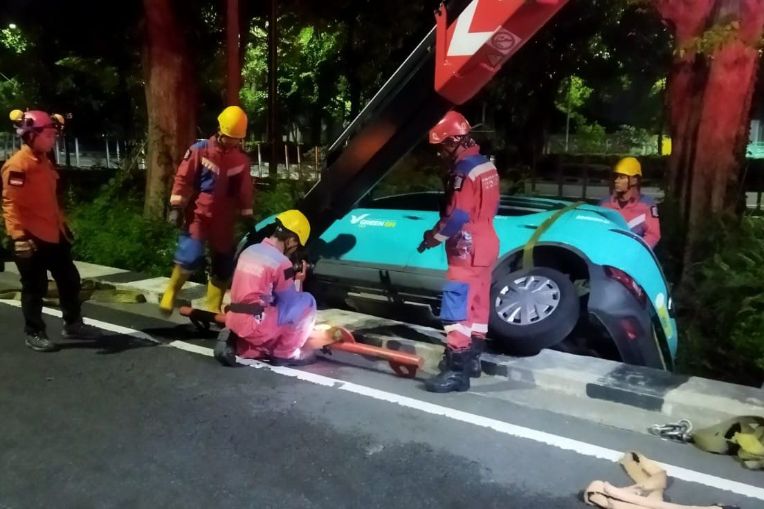 Taksi Listrik di Surabaya Terperosok ke Saluran Air