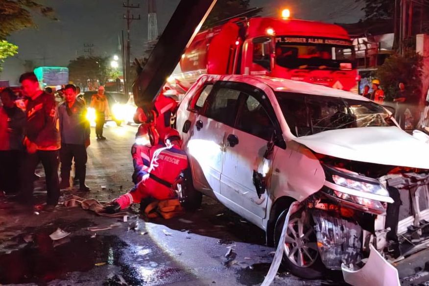 Sopir Diduga Mengantuk, Toyota Avanza Terbalik di Jalan Perak Barat Surabaya