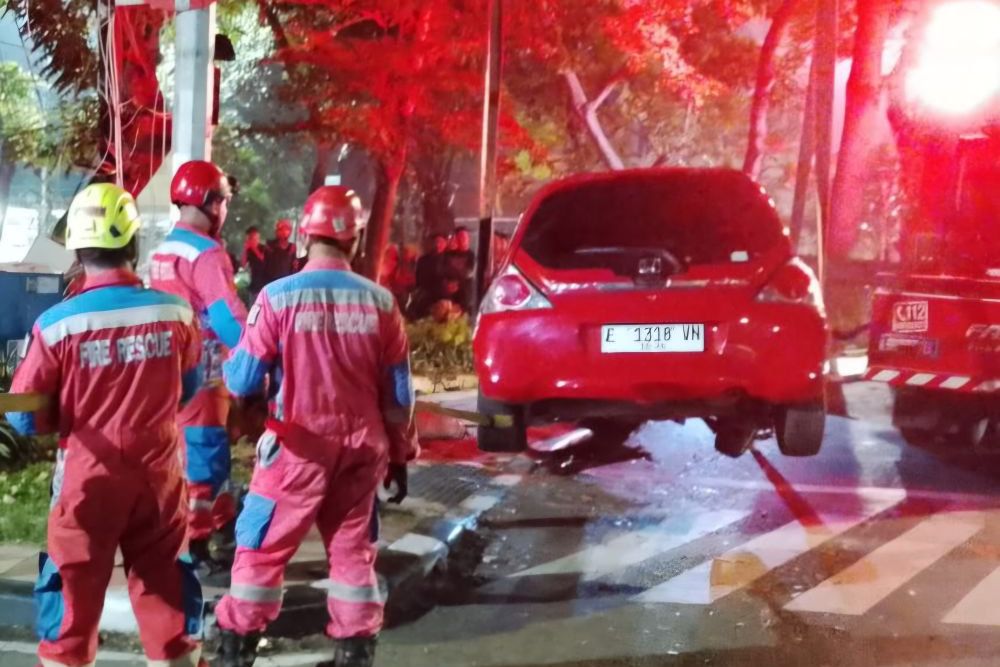 Lakalantas Tunggal di Jalan Darmo Surabaya, Honda Brio Ringsek
