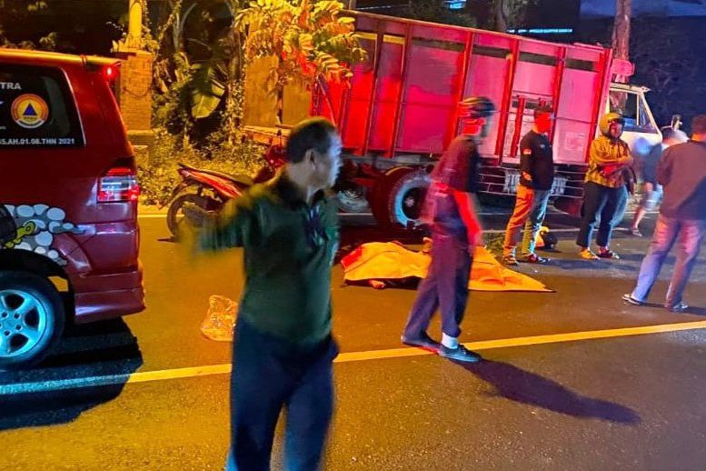 Motor Tabrak Truk Parkir di Mojokerto, Pasutri Meninggal Dunia