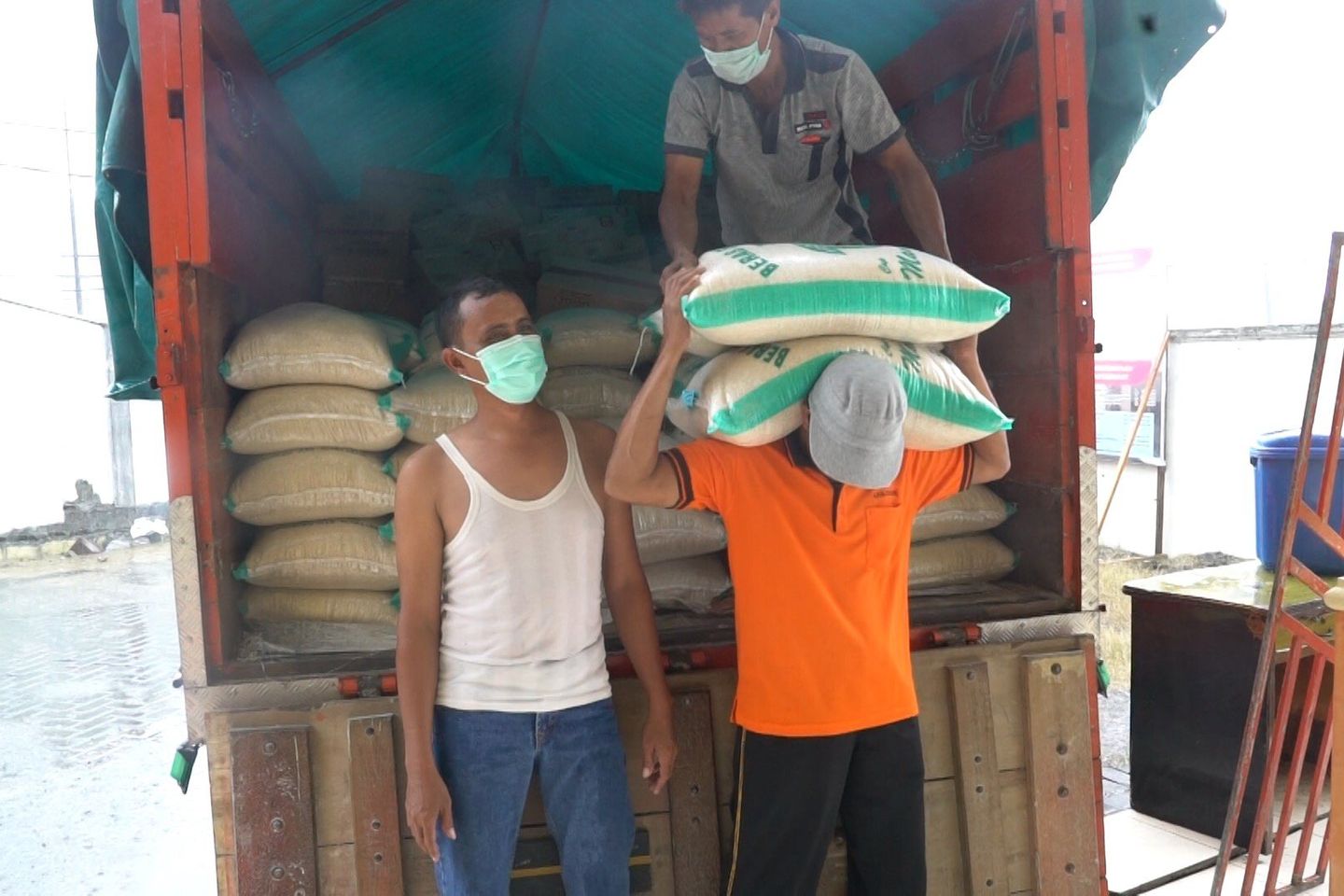 Pelindo III Kirim Bantuan Korban Banjir Kali Lamong di Gresik