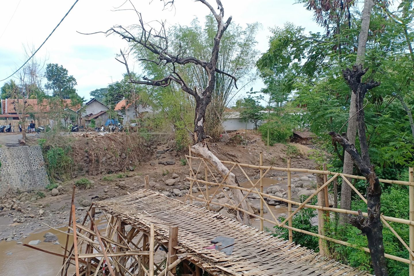 Jembatan di Probolinggo Runtuh Diterjang Lahar Dingin Gunung Bromo