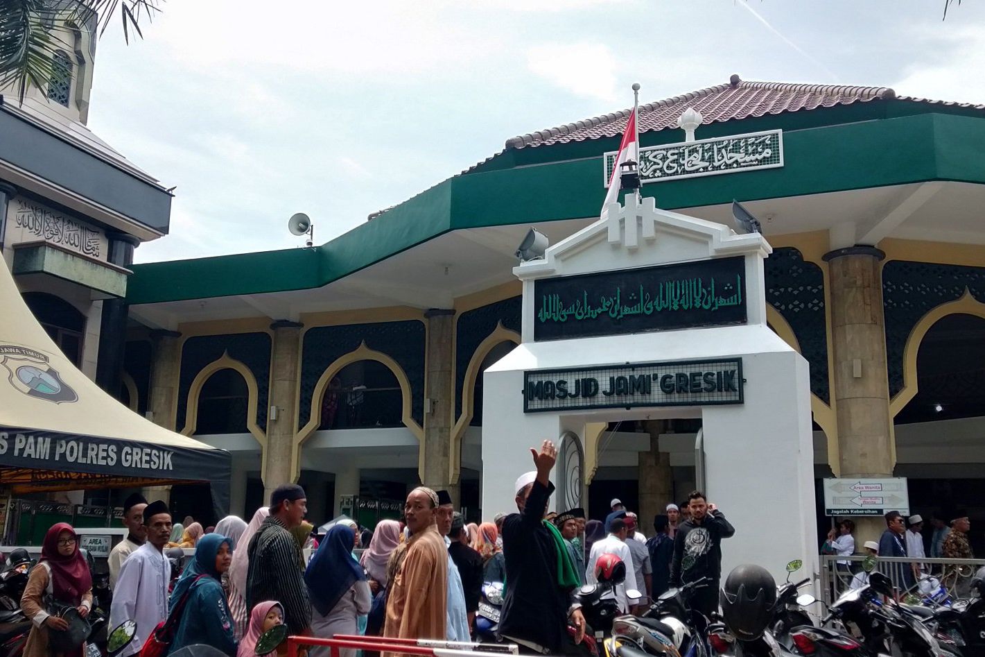 Salat Gerhana Matahari Sambil Berziarah Makam Syekh Maulana Malik Ibrahim