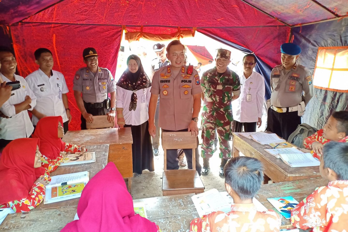 Sekolah di Tenda Darurat, Siswa SD di Probolinggo Dibantu Kipas Angin