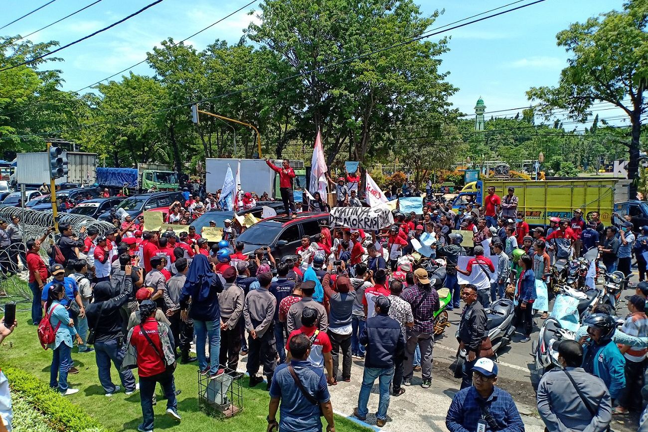 Larang Wartawan dan LSM Pantau Masalah Raskin, Pemkab Probolinggo Diberi Batu Nisan