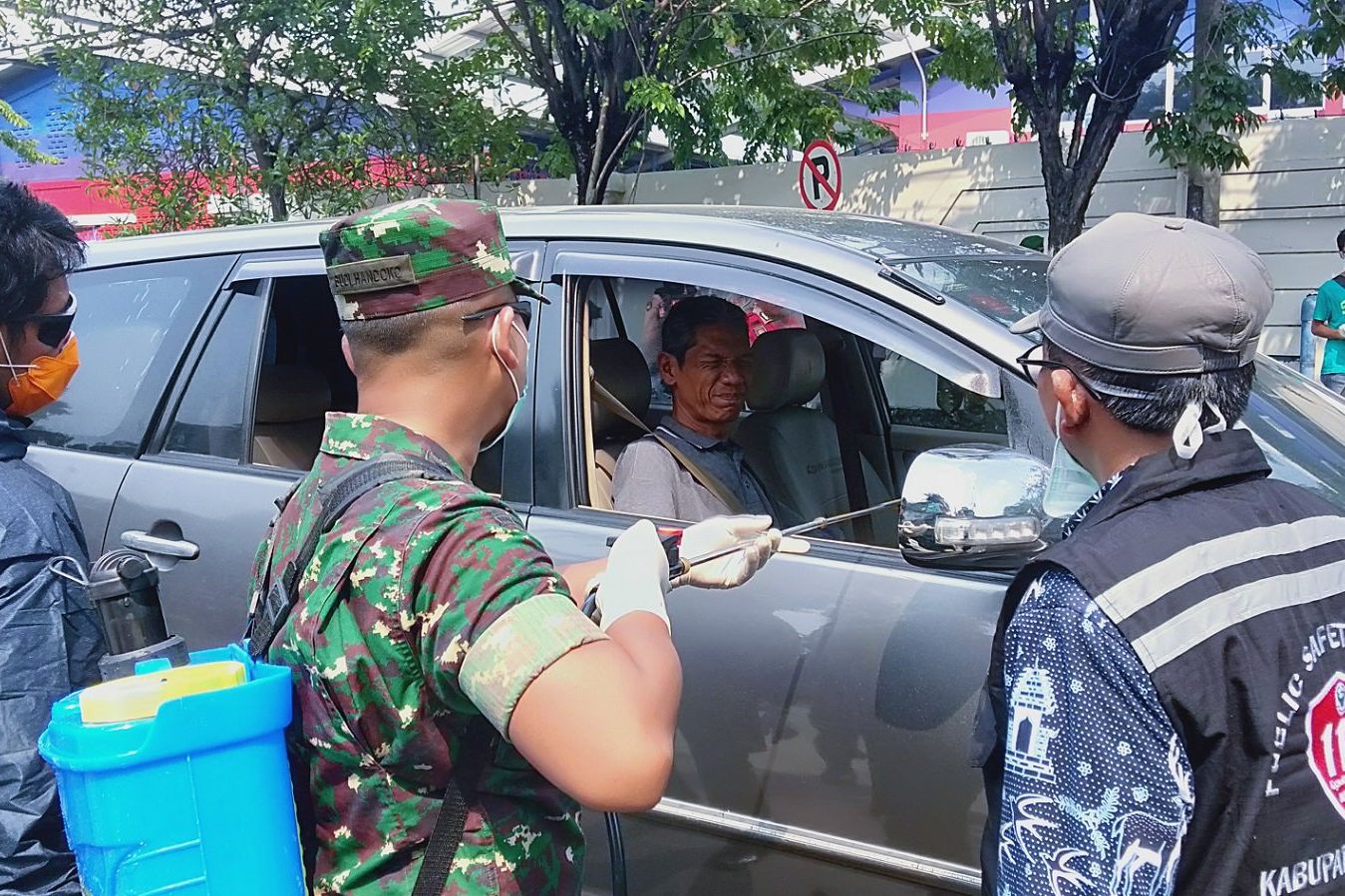 Pengendara dan Kendaraan di Perbatasan Gresik-Surabaya Disemprot Disinfektan