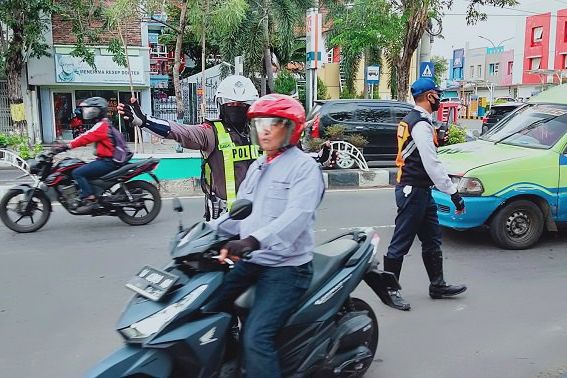 Ratusan Warga Gresik Terjaring Razia Masker dan Jaga Jarak