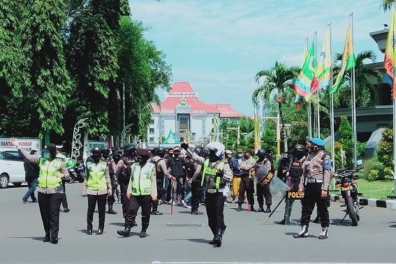 Tolak RUU Cipta Kerja, Mahasiswa di Gresik Bentrok dengan Polisi