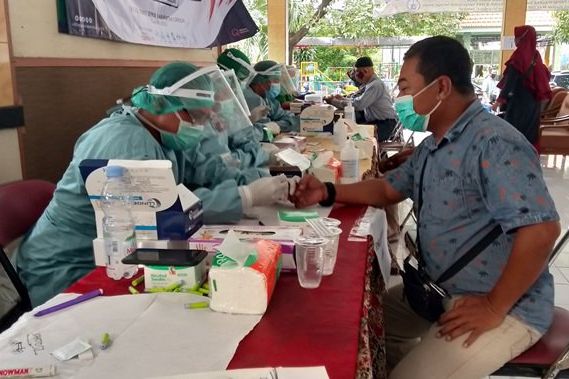 Belasan Ribu Petugas KPPS di Gresik Jalani Tes Cepat Covid-19