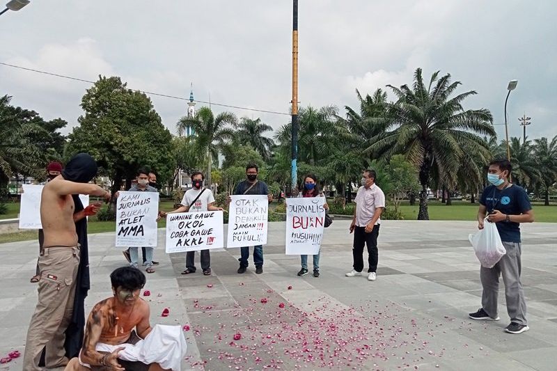 Jurnalis dan Forum Anti Kekerasan Madiun Gelar Teatrikal Penganiayaan Jurnalis Tempo 
