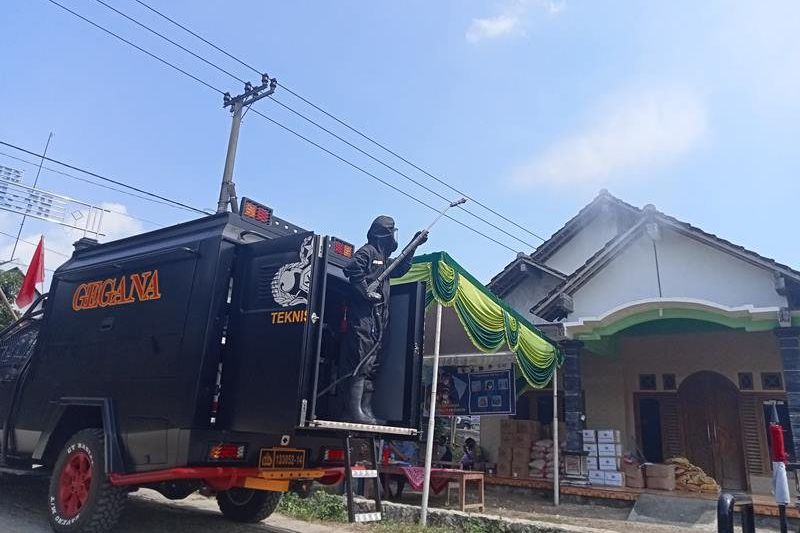 Covid-19 Klaster Hajatan di Madiun, KBR Gegana Diturunkan Semprot Disinfektan