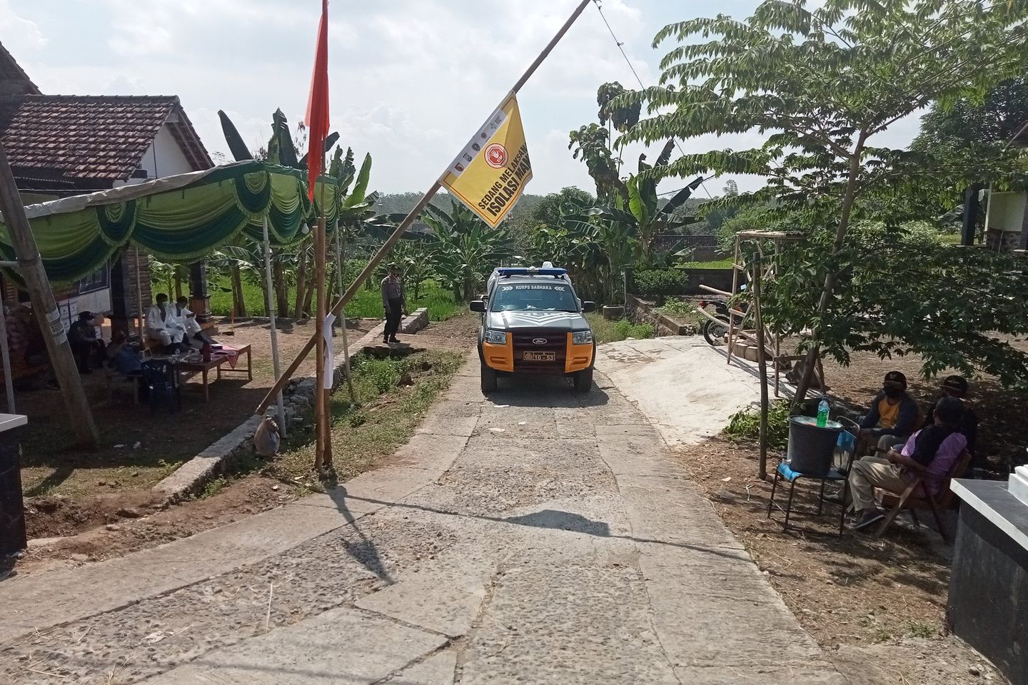 Isolasi Covid, Warga Kampung Bulurejo Madiun Terima Bantuan Logistik