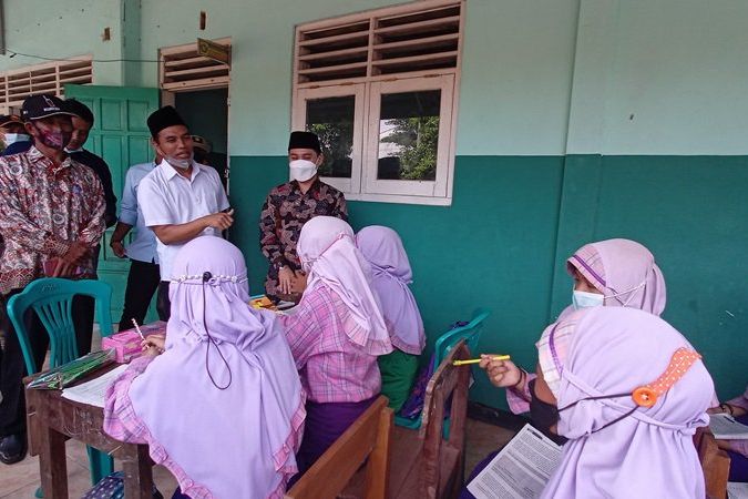 Wakil Bupati Mojokerto Perbaiki Sekolah Rusak dari Dana Pribadi