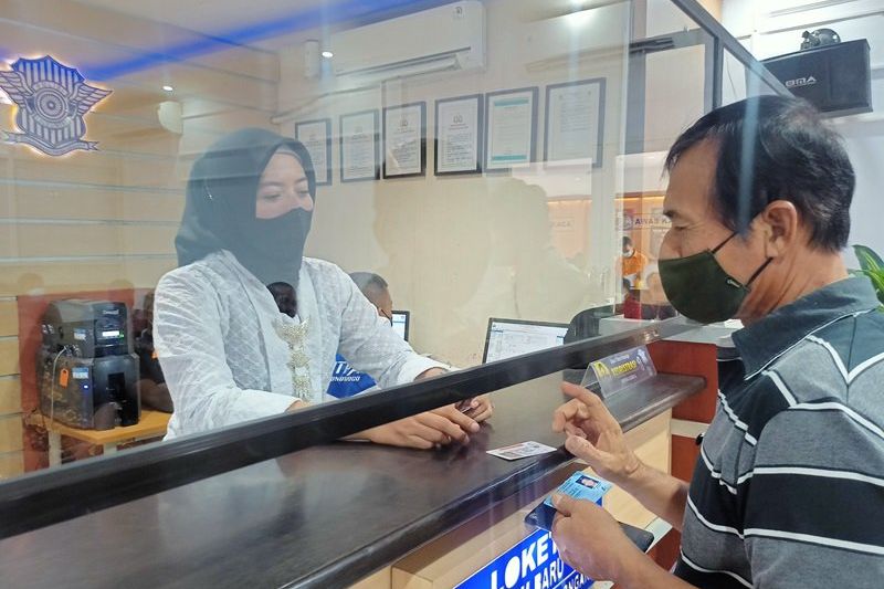 Pakai Kebaya, Polwan Polres Ponorogo Layani SIM dan Bagi Bunga