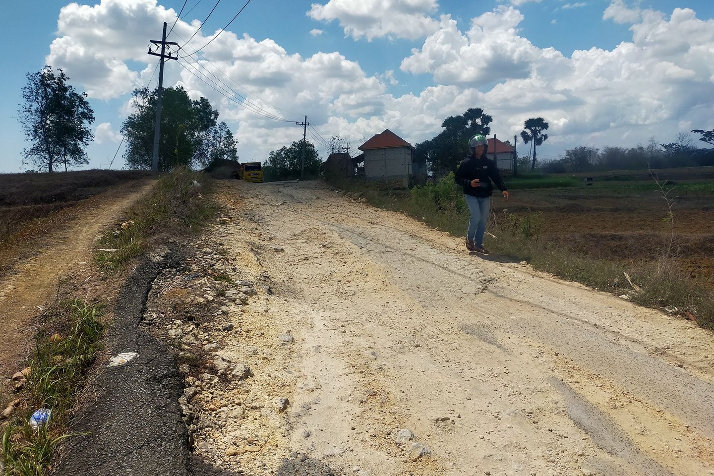 Warga Desak Ruas Jalan Moktesareh-Rapa Laok di Sampang Segera Diperbaiki