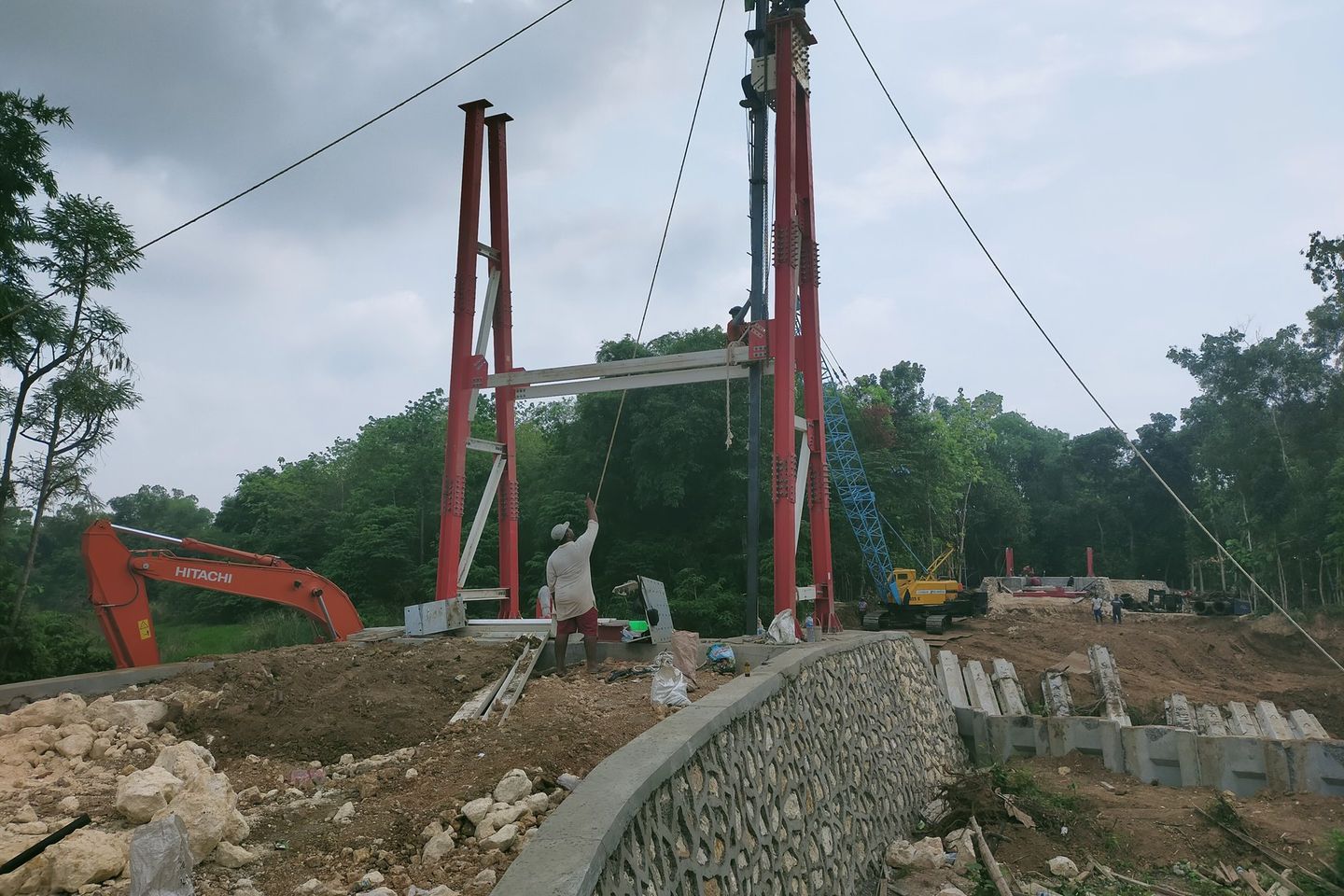 Warga Minta Pembangunan Dua Jembatan Gantung di Madura Selesai Tepat Waktu