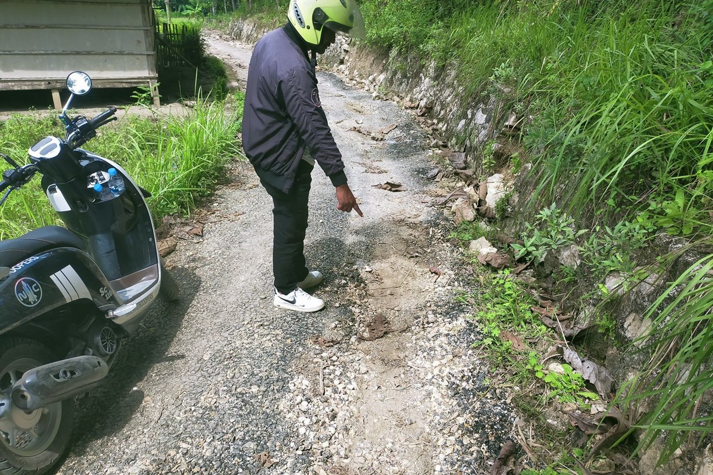 Dua Bulan Diaspal, Jalan Proyek Dana Desa di Sampang Mengelupas