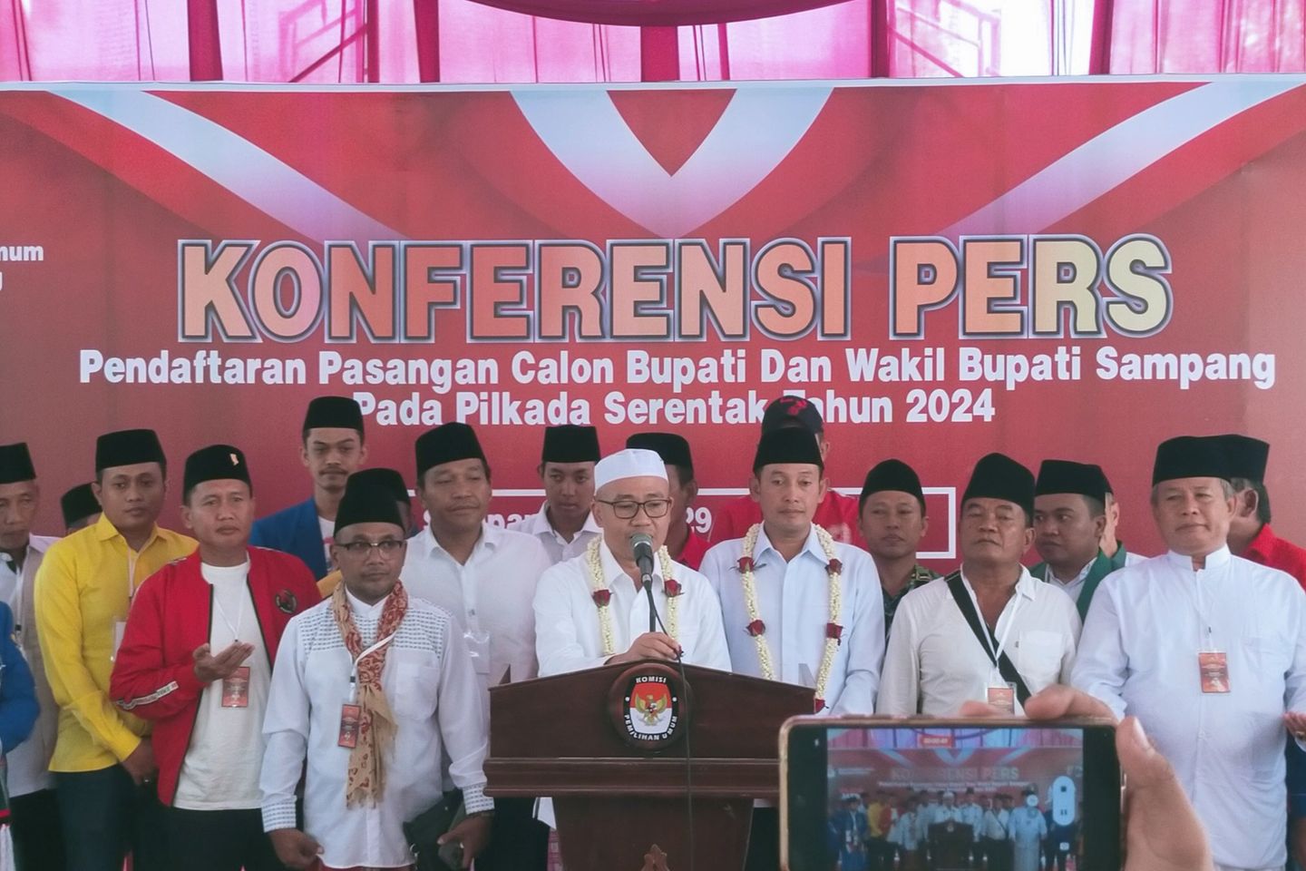 Diantar Ribuan Pendukung, Kiai Mamak- Abdullah Hidayat Daftar ke KPU Sampang 