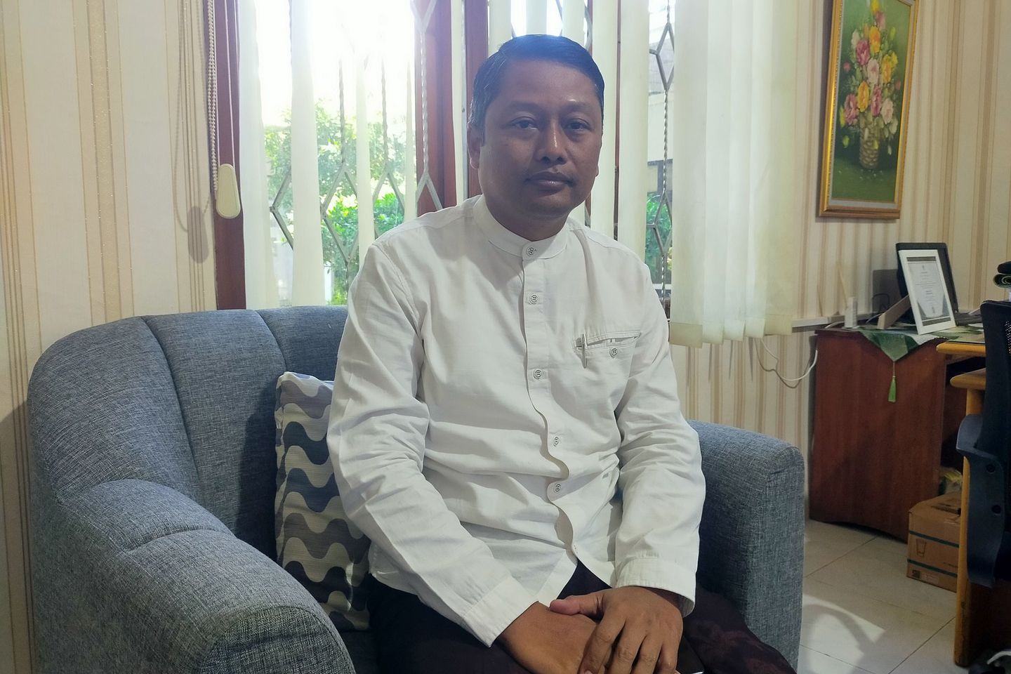 Berpose Dua Jari, Lurah Banyuanyar Sampang Dipanggil Inspektorat