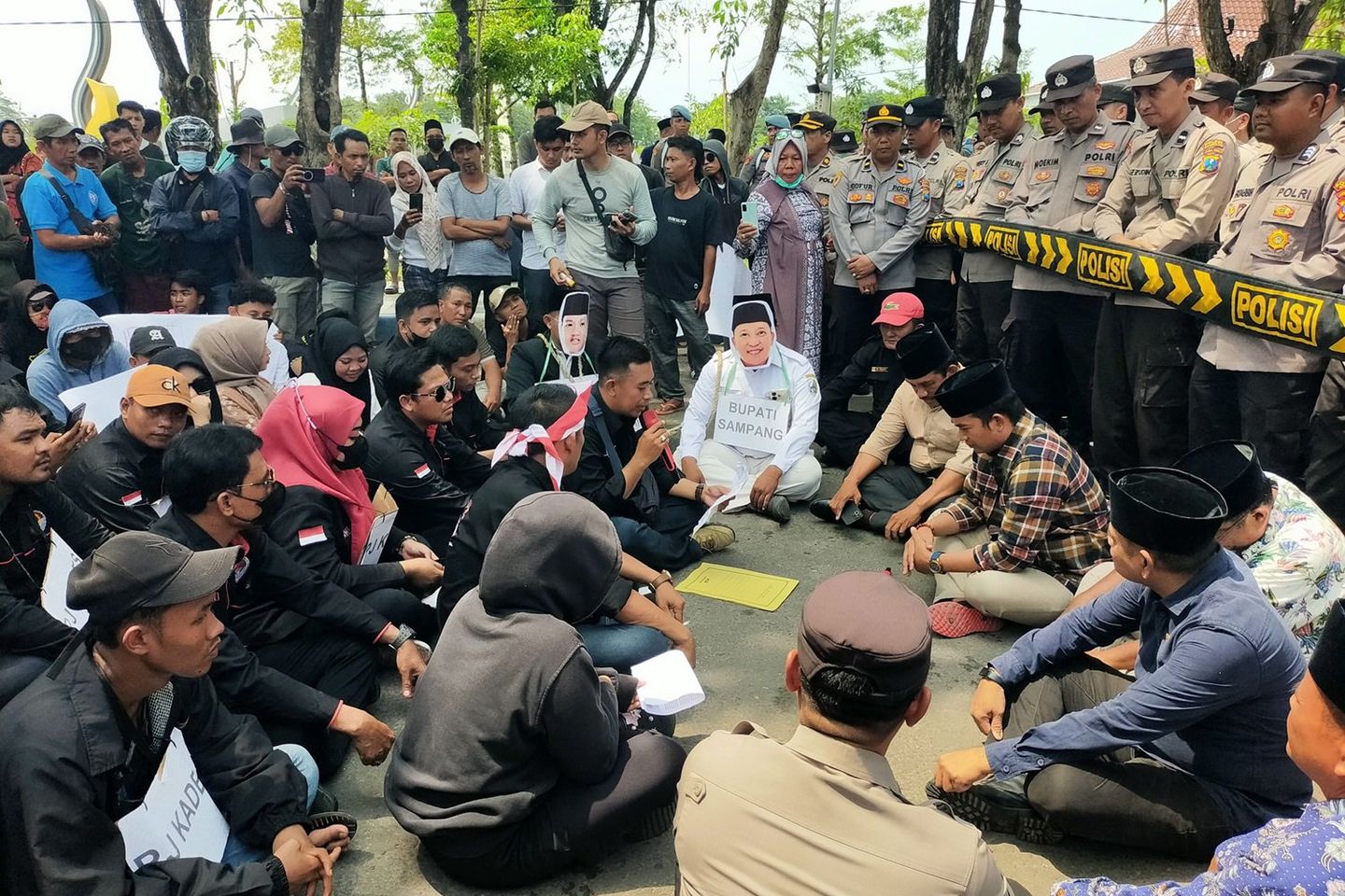 Demo Tuntut Pilkades Digelar, Massa Sindir Bupati dan Ketua DPRD Sampang