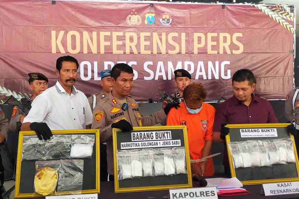Polisi Gagalkan Peredaran Sabu Seberat Hampir 1 Kg di Sampang, Satu Kurir Ditangkap