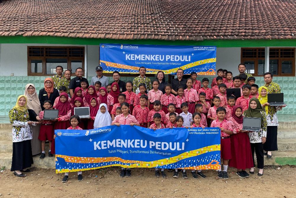Peringati Hari Oeang ke-78, Kanwil DJP Jatim II Hibahkan Laptop untuk SD di Ponorogo
