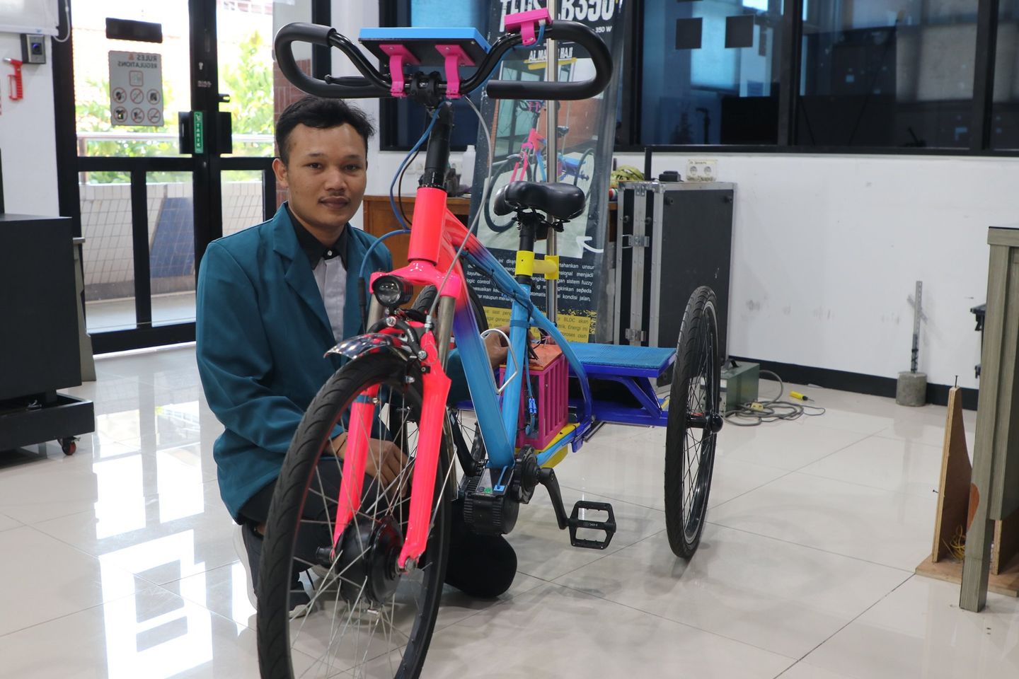 Mahasiswa Ubaya Ciptakan Sepeda Listrik Roda Tiga Konversi Kayuhan Pedal jadi Listrik