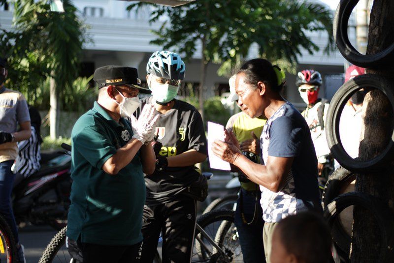Bagikan Uang Bantuan PPKM, Bupati Situbondo Kayuh Sepeda Temui PKL