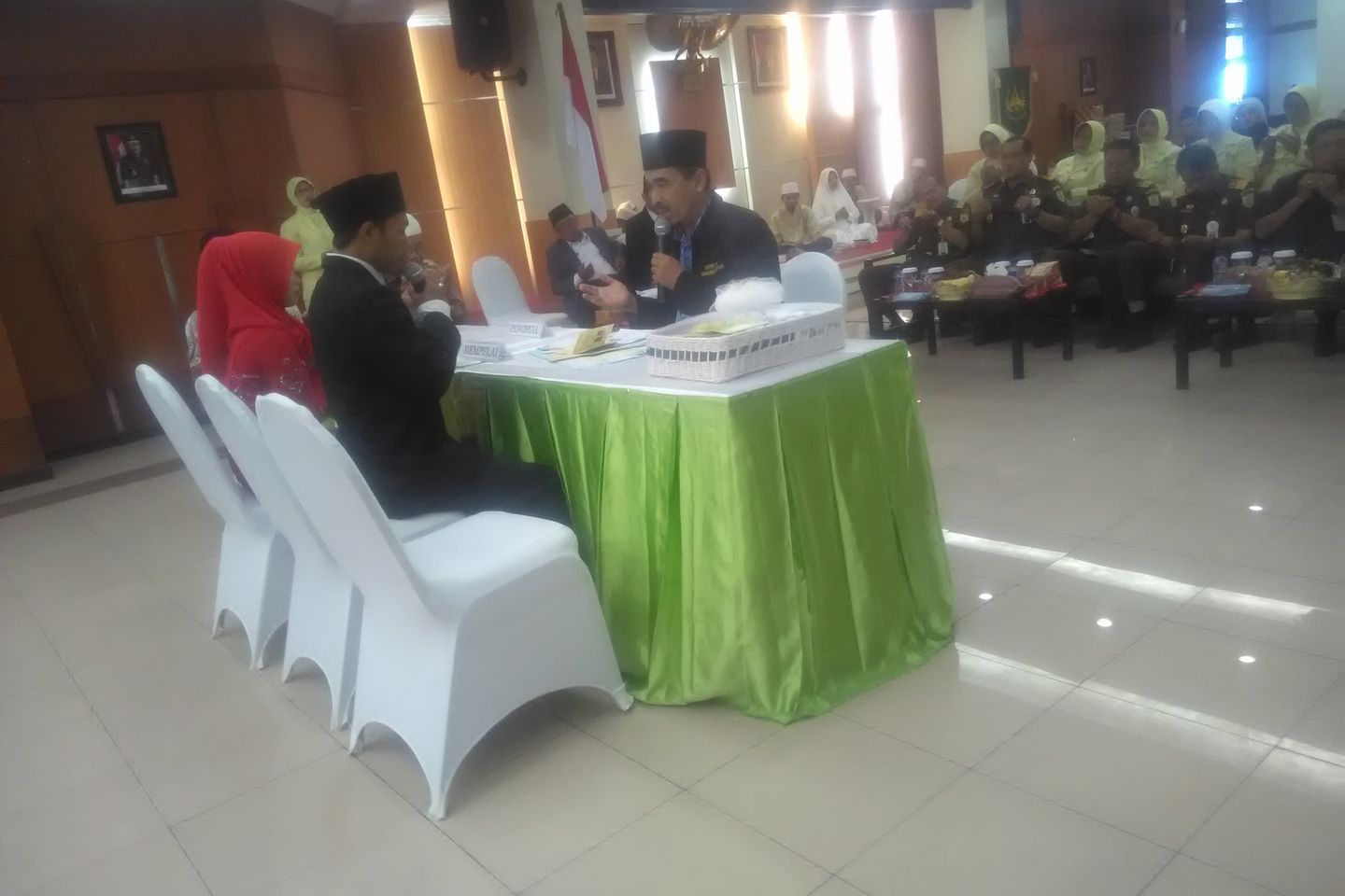 Kepo Sepasang Kekasih Ikut Nikah Massal
