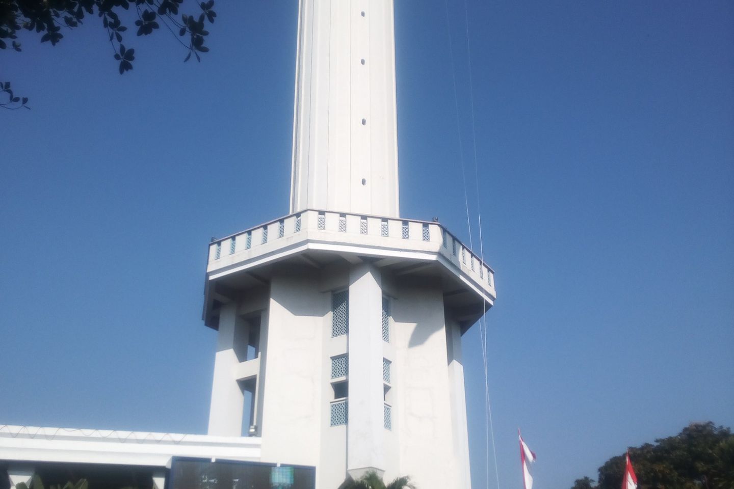 Bendera Raksasa Hampir Gagal Berkibar Di Menara MAS