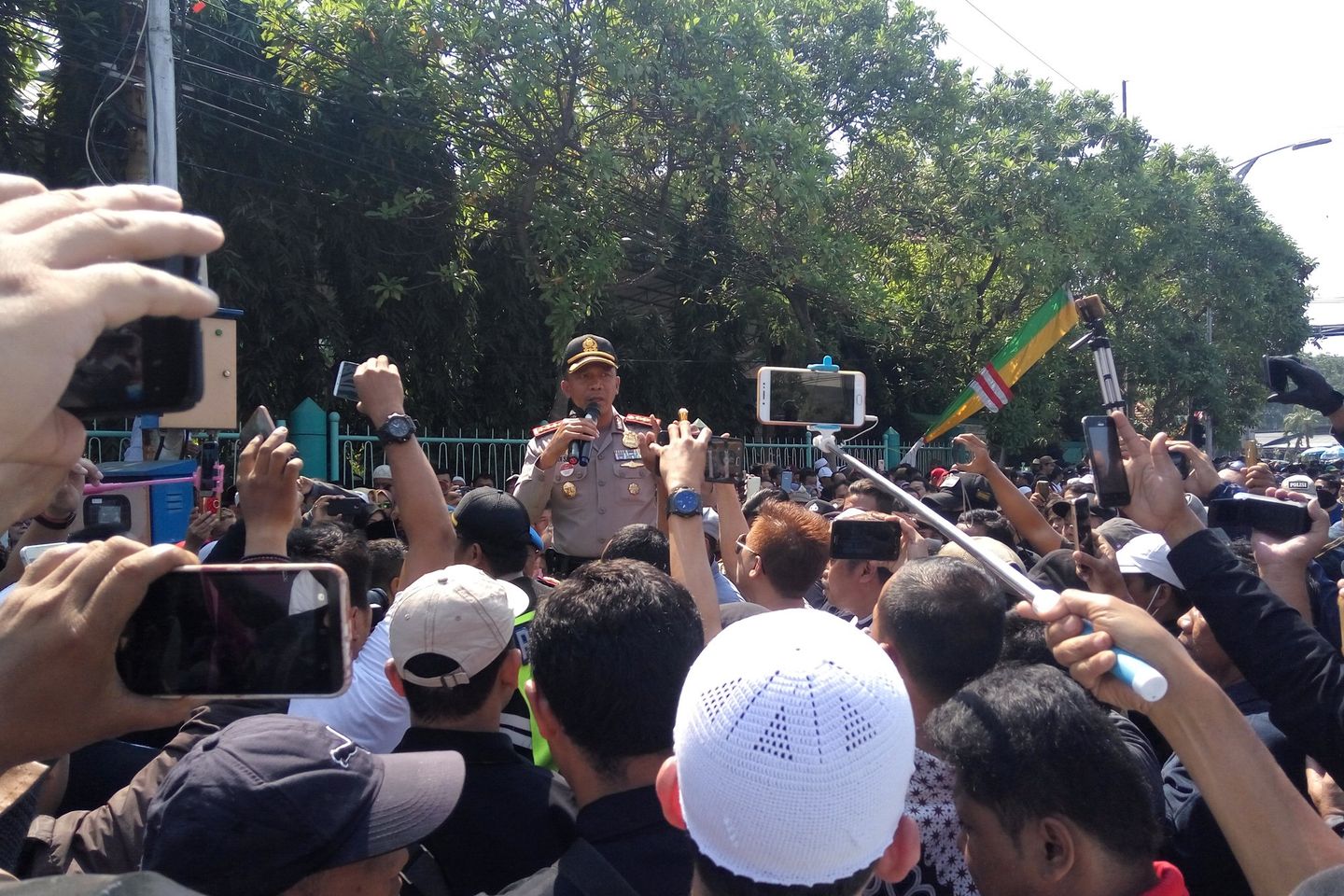 Kapolrestabes Surabaya Bubarkan Kedua Demonstran
