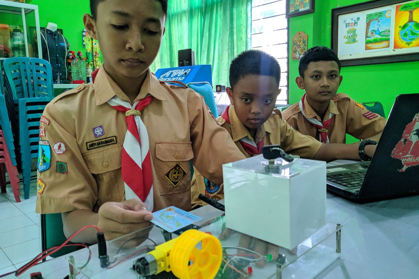 Cegah Anak Pakai Motor, Siswa SMP di Ponorogo Ciptakan Pendeteksi KTP untuk Menyalakan Motor